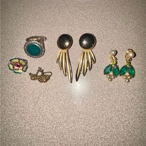 Vintage Earrings Lot Gold & Silver Tone 4 Sets & 1 Without Match.